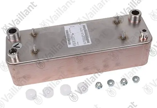 Vaillant Wärmetauscher aus Metall mit mehreren Anschlüssen und Schraublöchern, abgebildet auf einer neutralen Unterlage. Zubehörteile wie Schrauben und Dichtungen sind sichtbar.